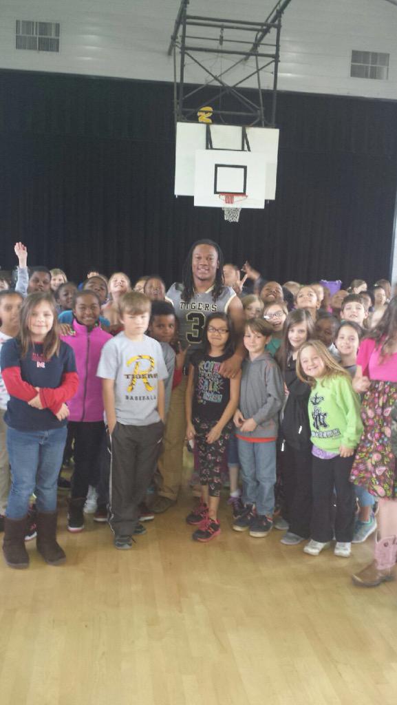 CoachGDavisFB's tweet photo. Great Day to be a Tiger! Players reading in Riply, MS! #TigerPower @NEMCCTigers @NEtigerfootball @NE_Public_Info http://t.co/tdhHPG48Lk
