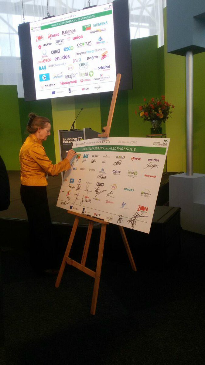 Ondertekening #Europese gedragscode voor EPC's getekend tijdens #ESCoCongres door <a href="/DorinePutman/">Dorine Putman</a> <a href="/EnergiefondsOV/">EnergiefondsOV</a>