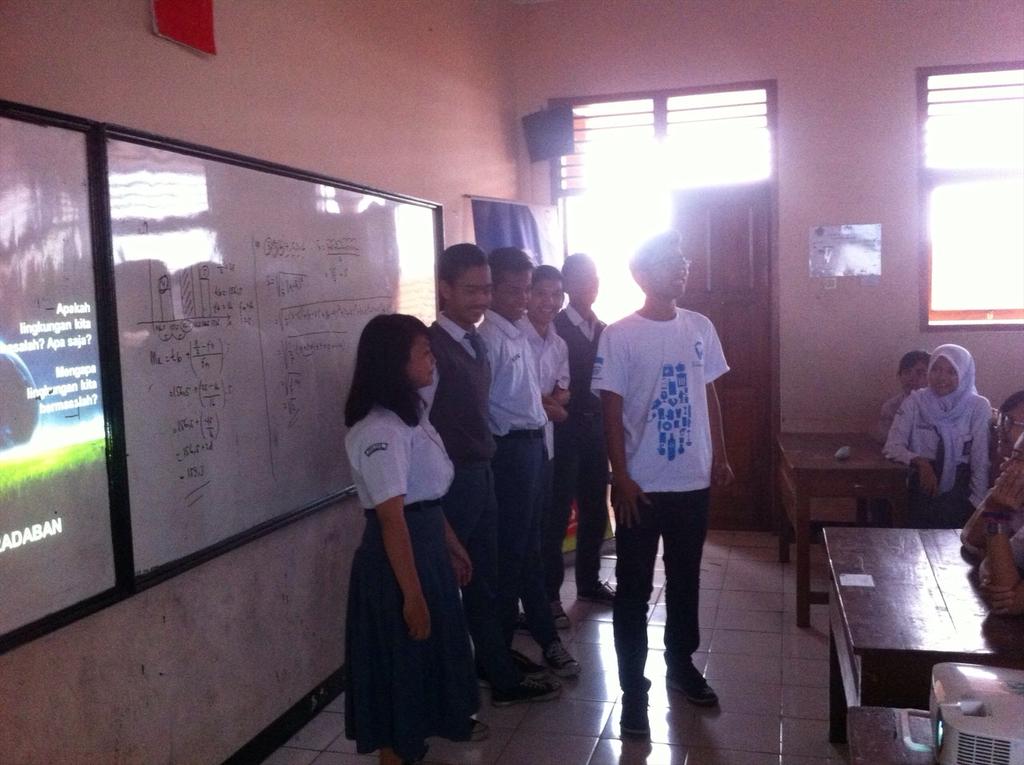 cleanactionid's tweet photo. #GreenerationBlend sosialisasi &amp; edukasi #PilahSampah di @smayasbdg w/ @waste4change @recyclebank_ID. @bplh_kotabdg http://t.co/YTLVS9r5VD