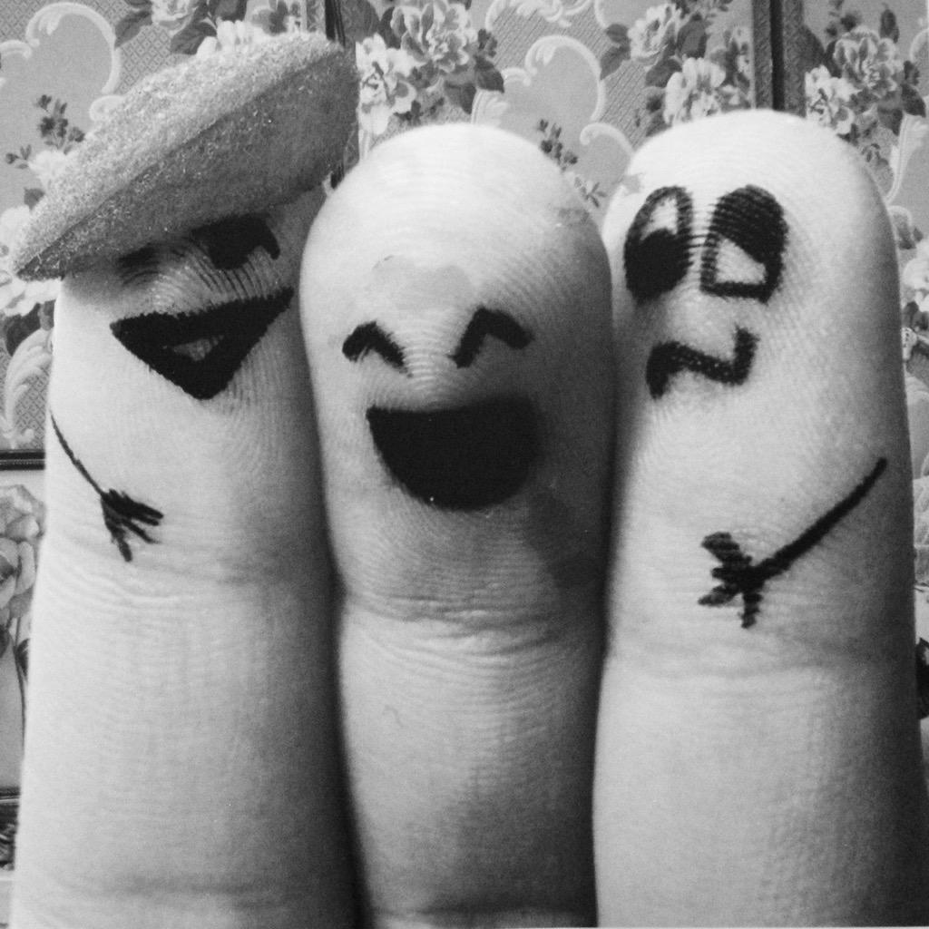 bakingbetteruk's tweet photo. I like to think I'm most like the middle one (most days!) #lovegettingpost #newhobby #friendshipfingers http://t.co/PNz7BHl63w