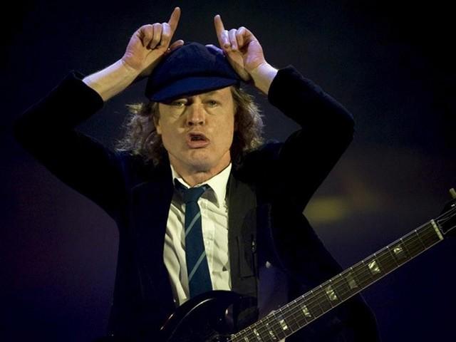 MusicaY's tweet photo. 31 de Marzo de 1955 nace Angus Young, guitarrista de AC/DC​ Hoy cumple 60 años. http://t.co/glDDmpUidL