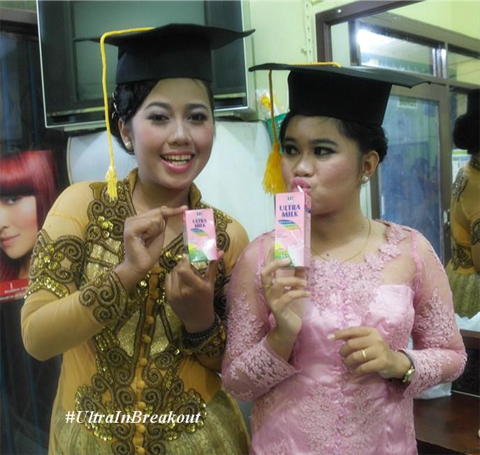 ykabehlay_'s tweet photo. yuk ah sebelum berangkat wisuda kita minum @ultramym dulu :D @breakoutnet #UltraInBreakout http://t.co/aOrG439IQt
