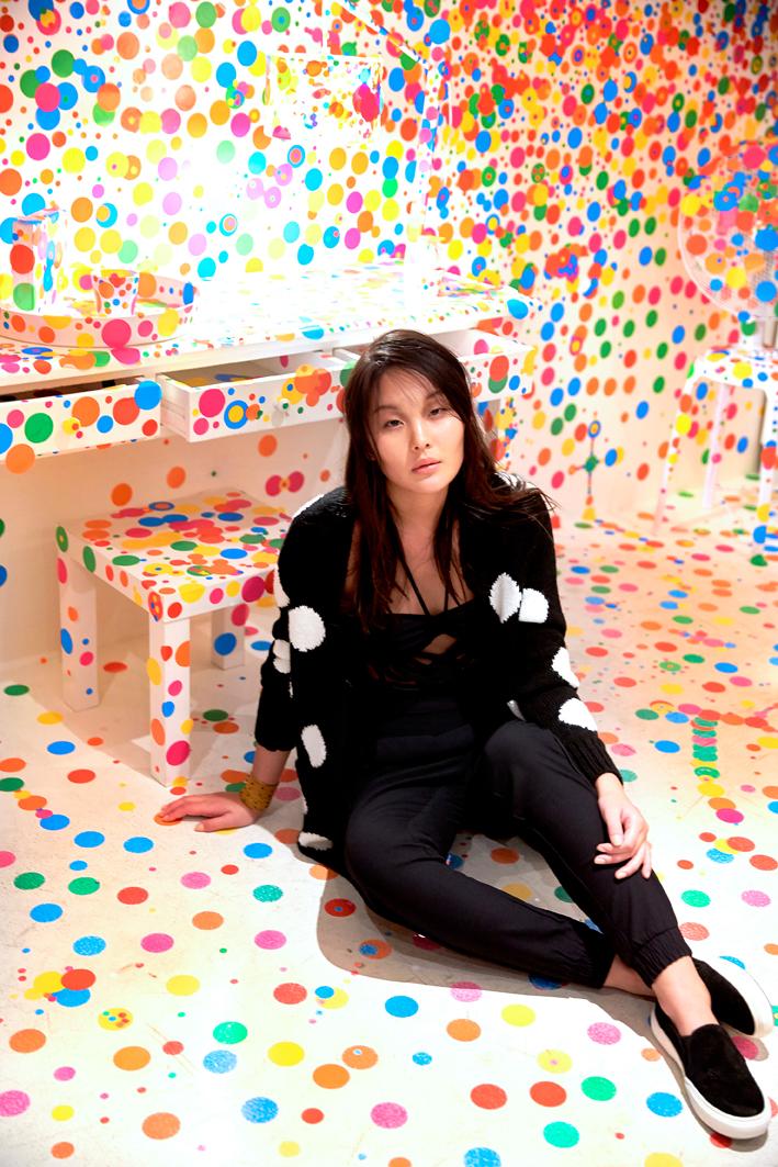 Revista_Ya's tweet photo. Moda de otoño inspirada en #yayoikusama precursora del minimalismo, el pop y el arte feminista http://t.co/9ucfWWTWot http://t.co/byG5DGExib