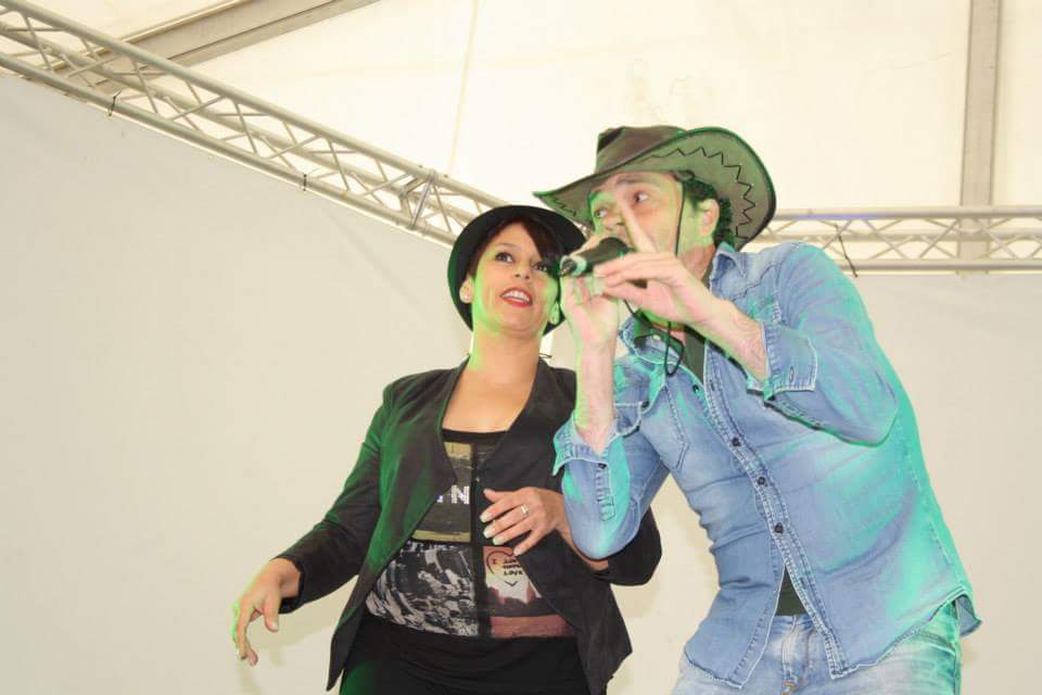 No era carnaval , no soy Coyote Dax, canto mal, pero cuando hay que darlo todo , ahi estoy yo !Sentido del ridiculo 0