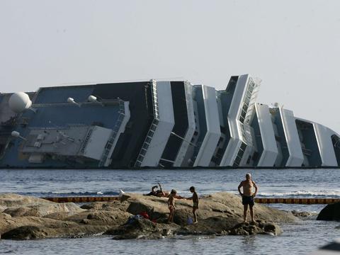 bouteraa_farah's tweet photo. “@20Minutes: Le Costa Concordia transportait une cargaison de cocaïne http://t.co/LdzX1tFxHz http://t.co/L7DPUXIhKU” @omar_fred #sav #canal