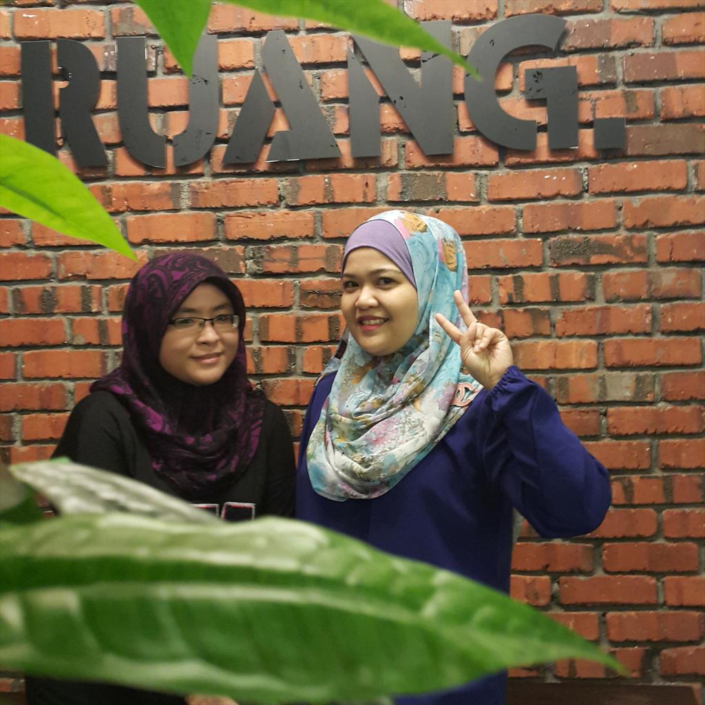 innerviena's tweet photo. @kyrelrosli being artistic di celah daun @ #IASKLaunch @AzieEiya http://t.co/jDKdIaN2Do