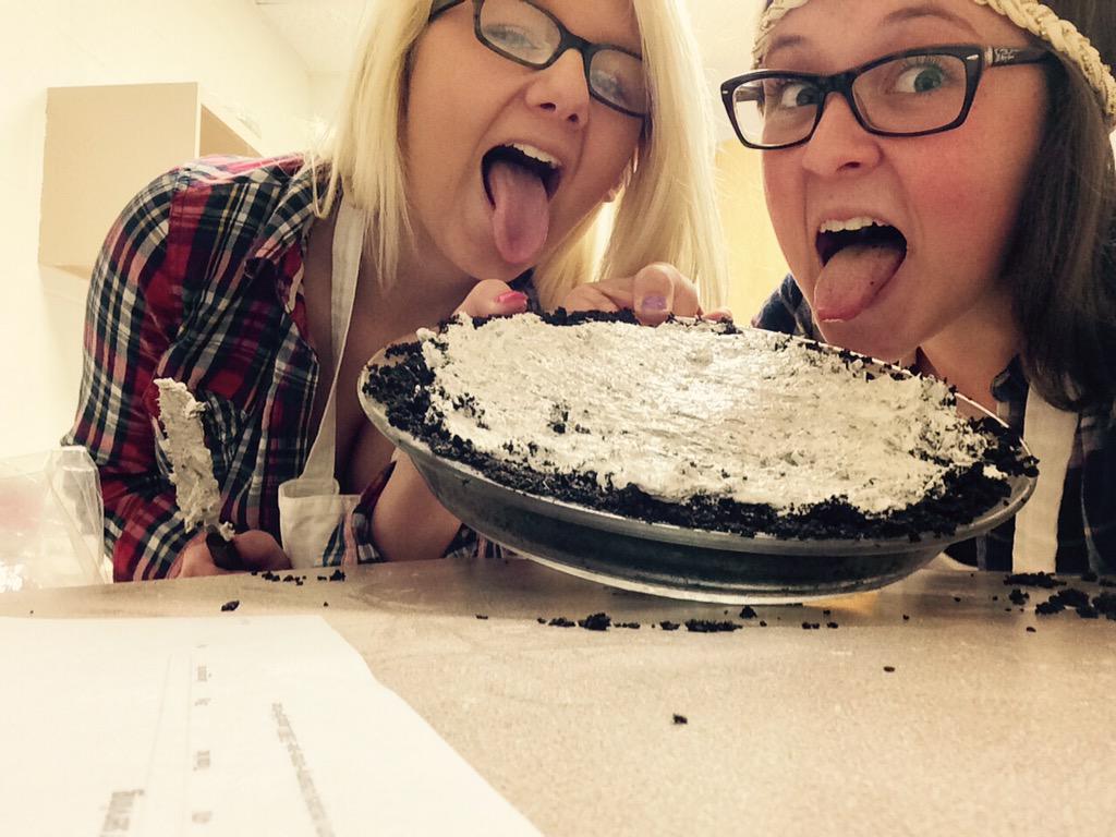 casesutton_'s tweet photo. Guess who didn't burn anything today?! #prettypies #RHfoods @beckievans_ @emilyheckadon http://t.co/eFaJLGtNCe
