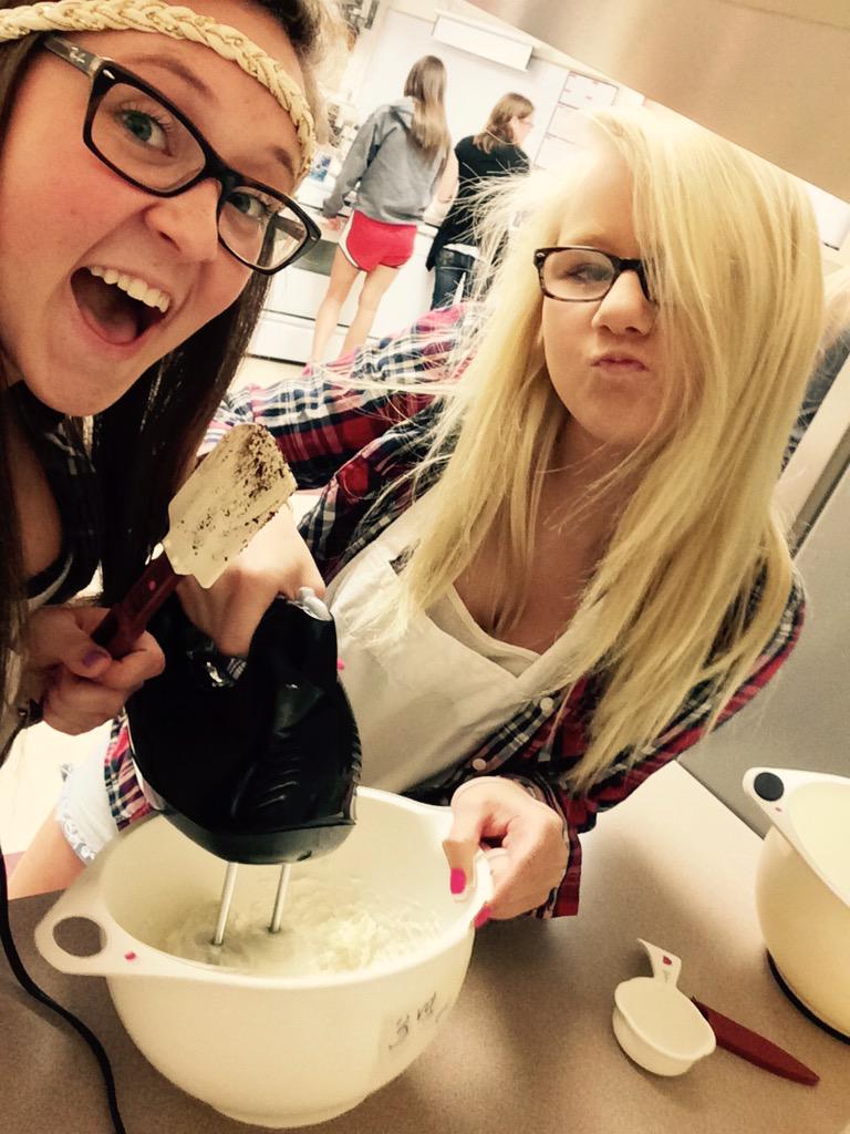 casesutton_'s tweet photo. Guess who didn't burn anything today?! #prettypies #RHfoods @beckievans_ @emilyheckadon http://t.co/eFaJLGtNCe