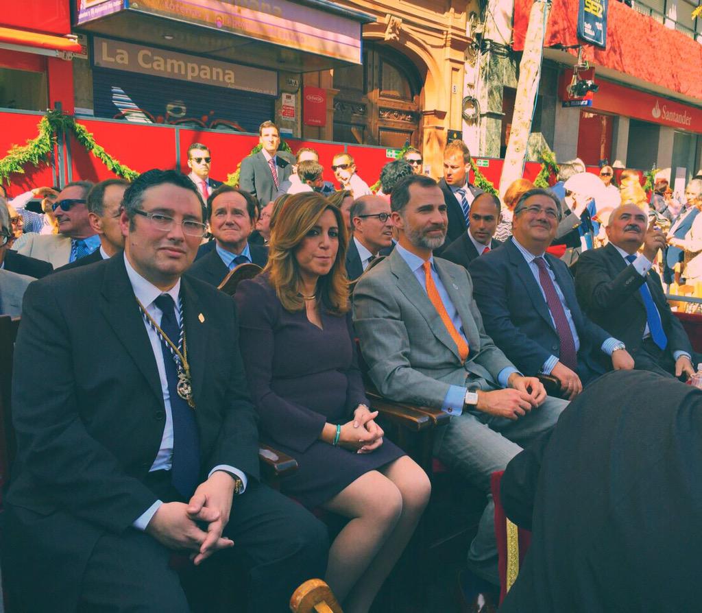 rociomadridsur's tweet photo. El presidente de la hermandad matriz junto a nuestro nuevo rey. http://t.co/tvA6jgjS9w