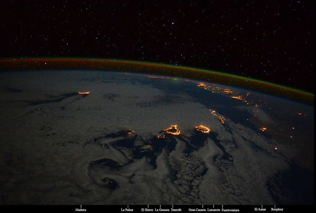 Cahora's tweet photo. Canarias vista desde la Estación Espacial Internacional http://t.co/VrN7NllLVS http://t.co/0Xq6owrZhi