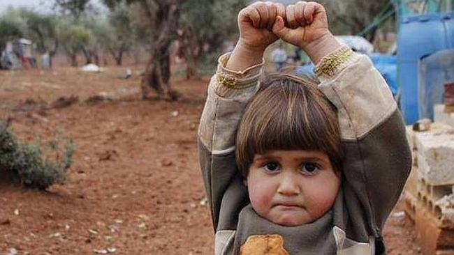 Schrijnende foto die de wereld rond gaat: Syrisch meisje dat fototoestel verwart met wapen #surrendered #dwv