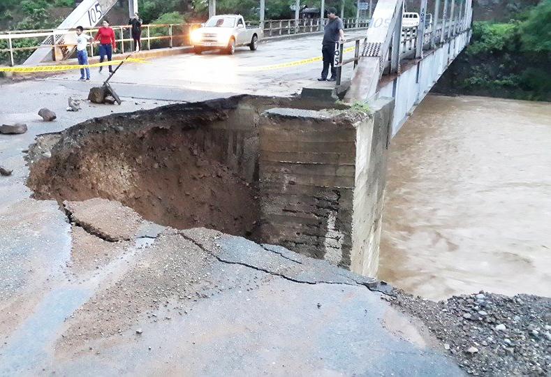 craj_78's tweet photo. En la provincia #Loja puente de #Vicin que une a #Macara y #Zapotillo se encuentra en malas condiciones @primereporte http://t.co/5Y7VlrgcBK