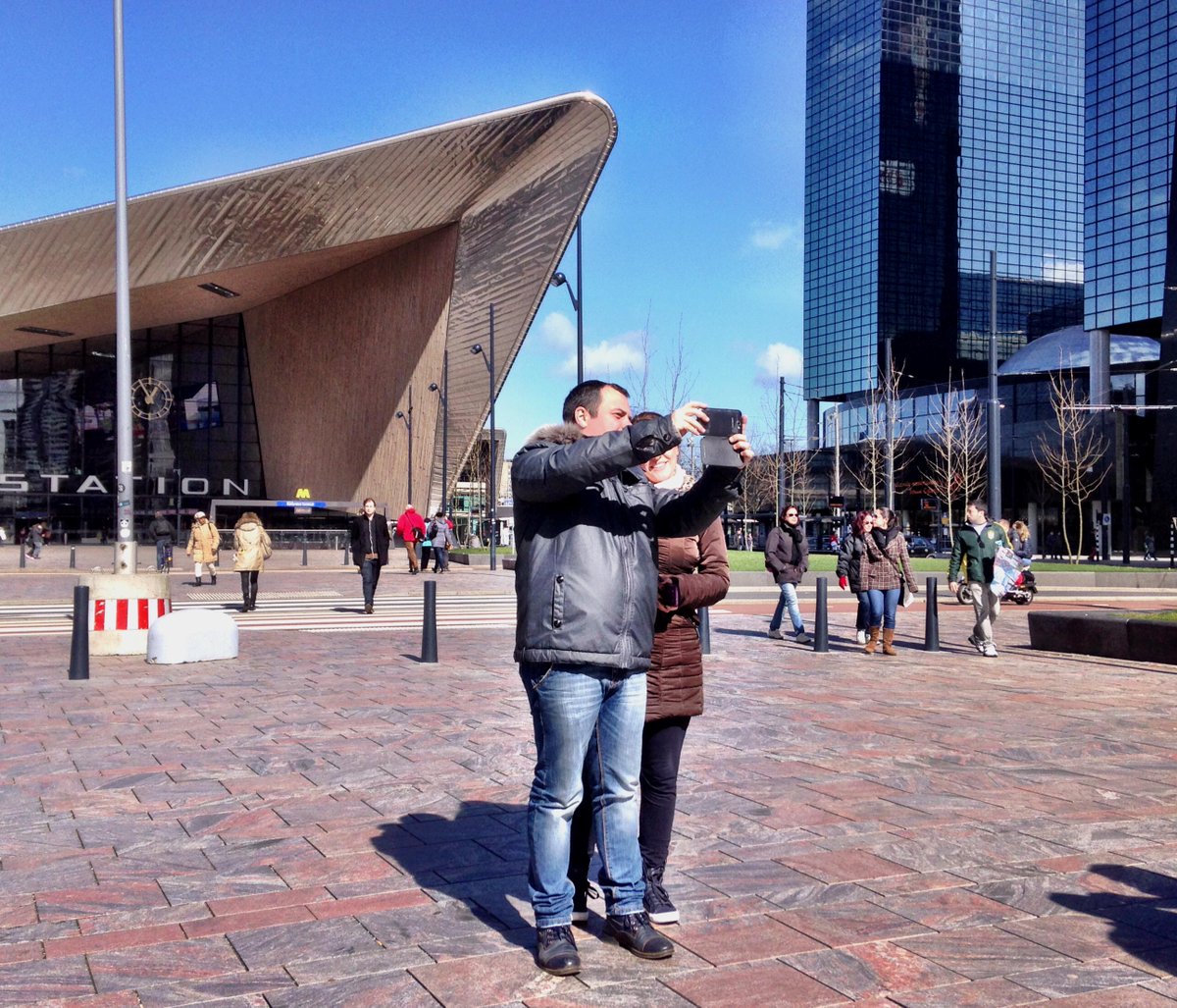 EasyGoing010's tweet image. Zou het nieuwe Rotterdam CS de meeste selfies van NL opleveren? #stationkapsalon @RdamCentraal bit.ly/1icQ12Z