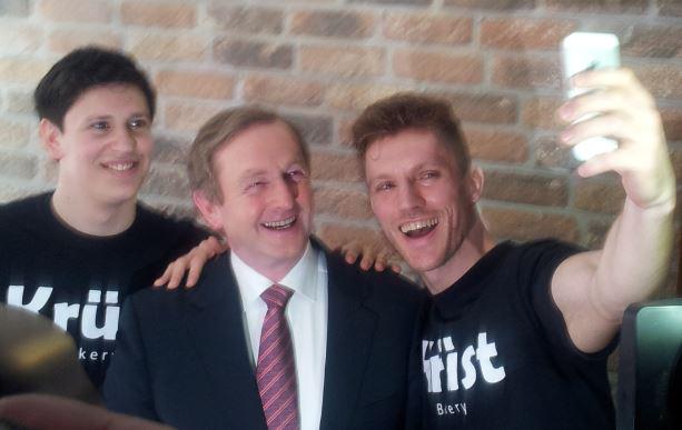 Enda Kenny had a lot of fun <a href="/KrustBakery/">Krüst Bakery</a> today thejournal.ie/irish-cronut-2… #cronuttime