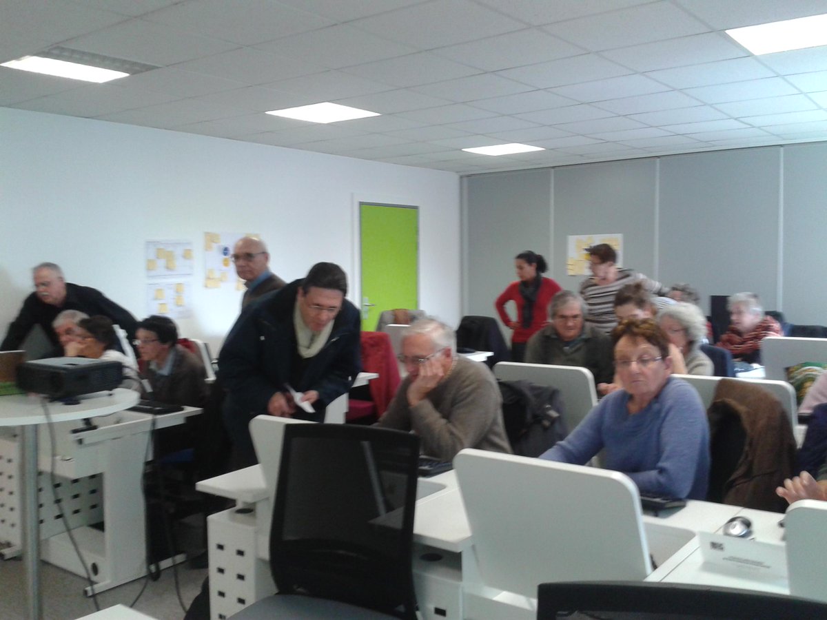 RucheNumerique's tweet image. @RucheNumerique, atelier des &quot;Petits Débrouillards&quot; sur les pratiques numériques : usages et enjeux pour les seniors.