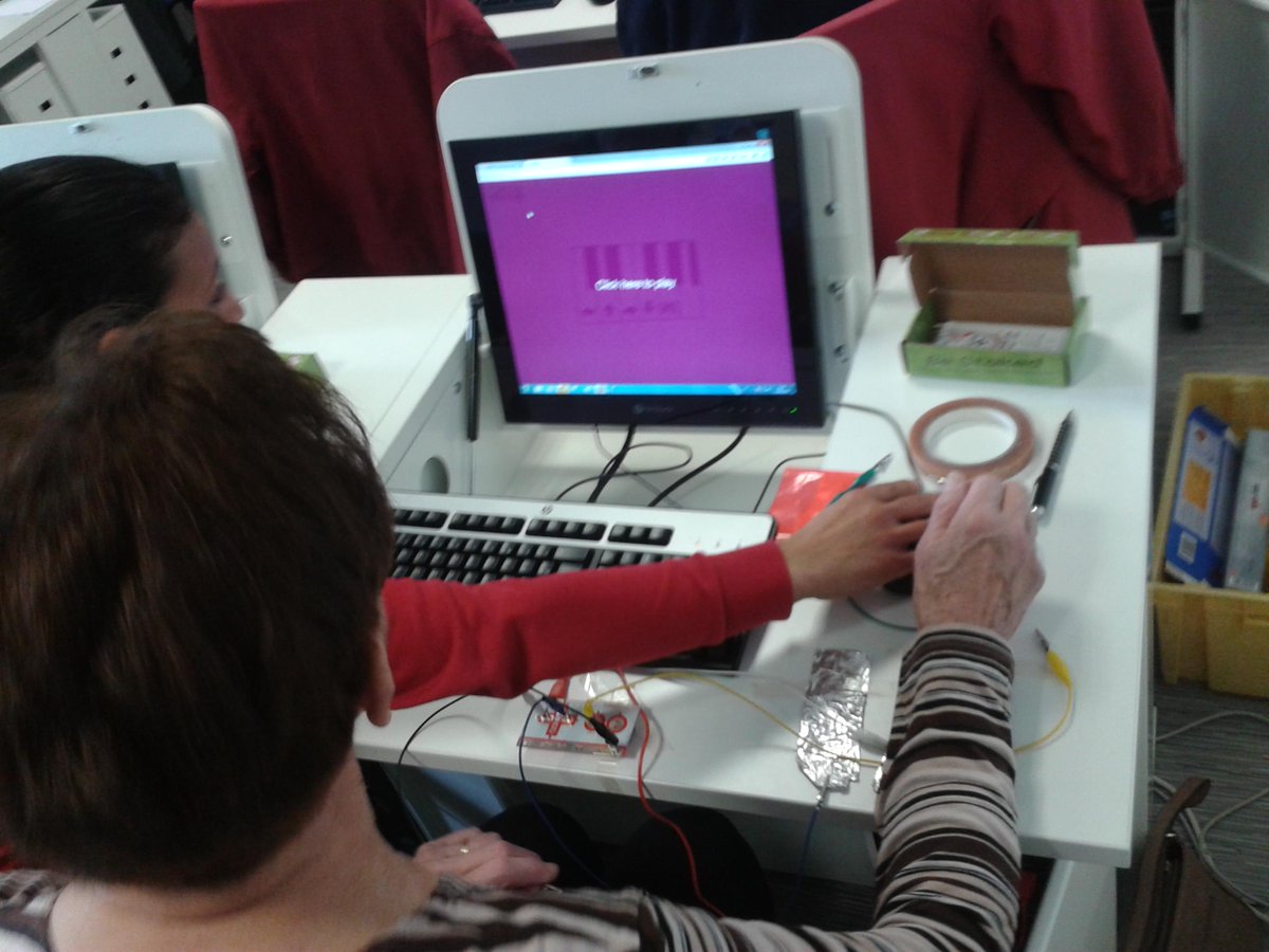 RucheNumerique's tweet image. @RucheNumerique, atelier des &quot;Petits Débrouillards&quot; sur les pratiques numériques : usages et enjeux pour les seniors.