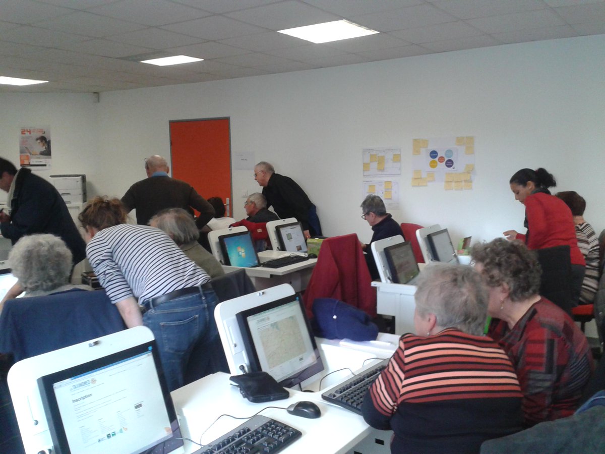 RucheNumerique's tweet image. @RucheNumerique, atelier des &quot;Petits Débrouillards&quot; sur les pratiques numériques : usages et enjeux pour les seniors.