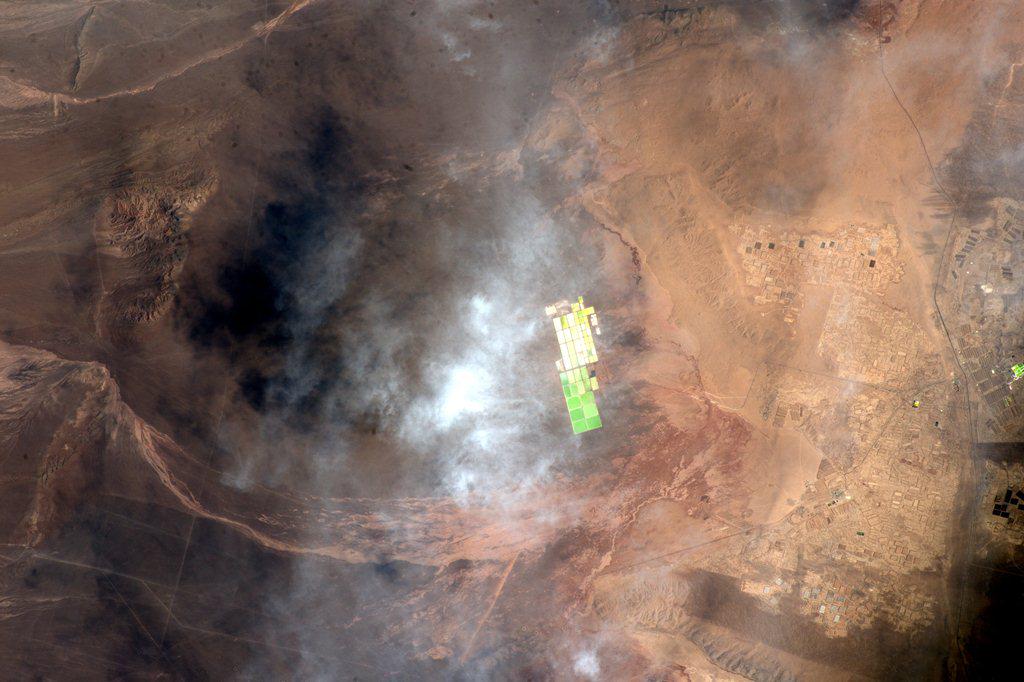 AstroSamantha's tweet image. Find the intruder :-) Jokes apart, #HelpRequired! Where is this? I know it was a pass over South America...