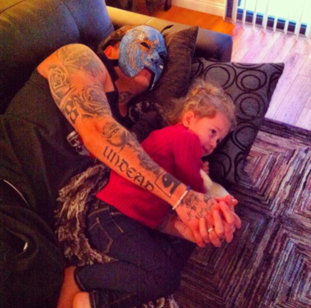 EmilyKinneyRP's tweet photo. #TooCuteTuesday My undead daddy and his sweetheart. @GodlyDepravity They're just too adorable together. http://t.co/AR7HKAFN0S