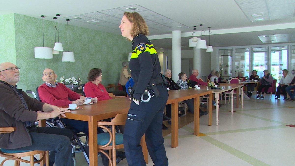 #Politie on tour om ouderen te waarschuwen voor #babbeltrucs omroepzeeland.nl/nieuws/2015-03…