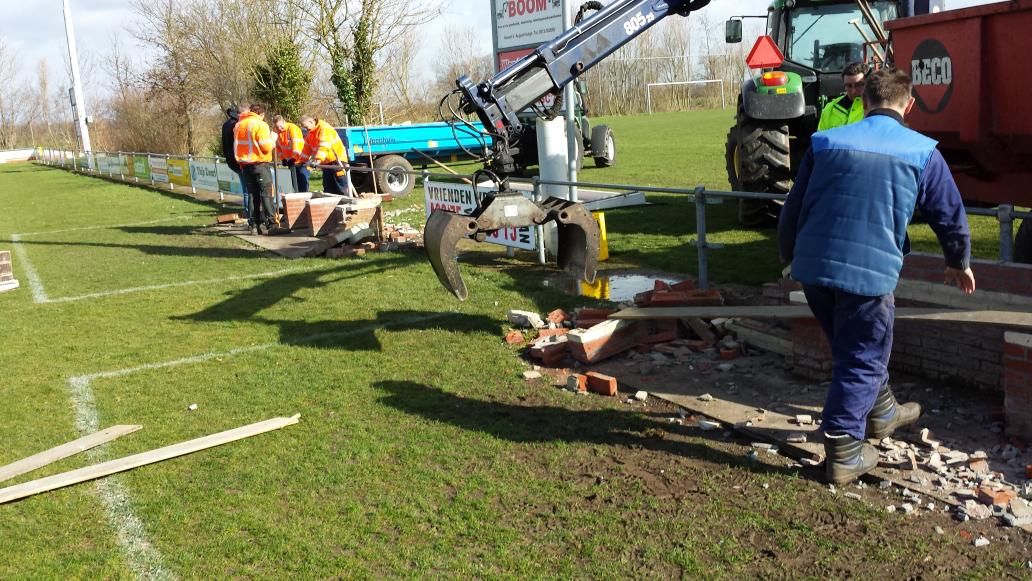 ASC75voetbal's tweet photo. Zaterdag en maandag geen dug-outs in Augustinusga. Vandaag weggewaaid. Gemeente nheeft de resten opgerud. http://t.co/rTUarEGZTC