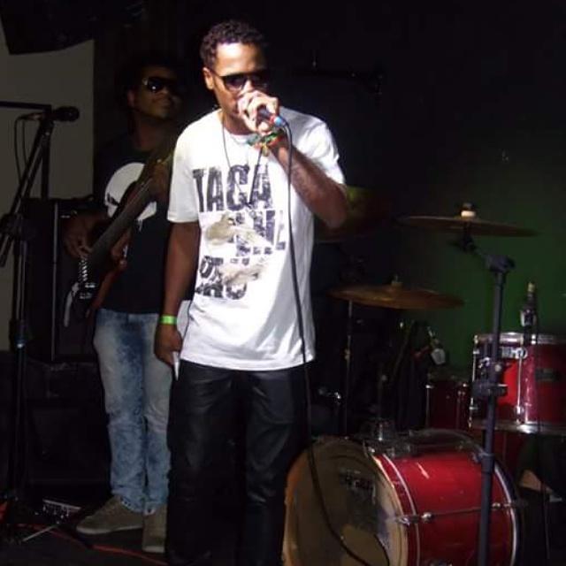 RRazes's tweet photo. A Outra Rock Reggae http://t.co/js1pDVSaoC