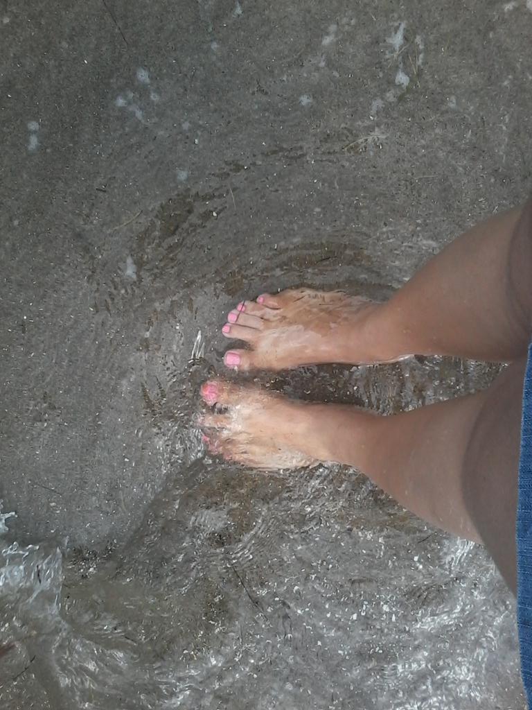 Jennifer Ponce on X: I like when my feet touch water the sea!!  http:t.co95A8nqzMhc  X