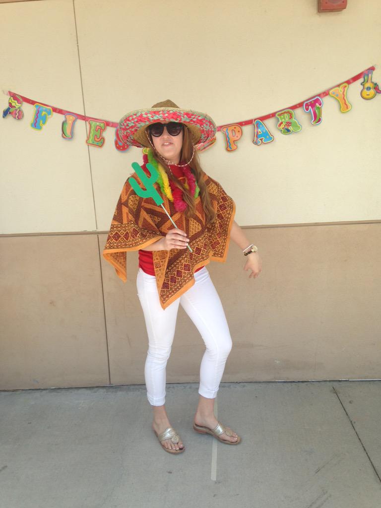 beccalfischerr's tweet photo. Hi, I'm awkward #trexarm #cactuskaraoke #estopthetraffic http://t.co/pM8vcbsFV5