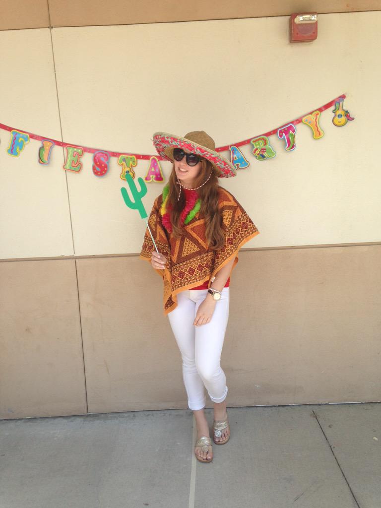 beccalfischerr's tweet photo. Hi, I'm awkward #trexarm #cactuskaraoke #estopthetraffic http://t.co/pM8vcbsFV5