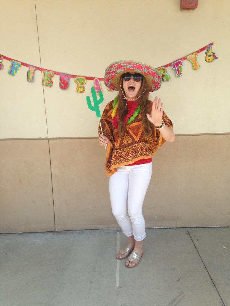beccalfischerr's tweet photo. Hi, I'm awkward #trexarm #cactuskaraoke #estopthetraffic http://t.co/pM8vcbsFV5