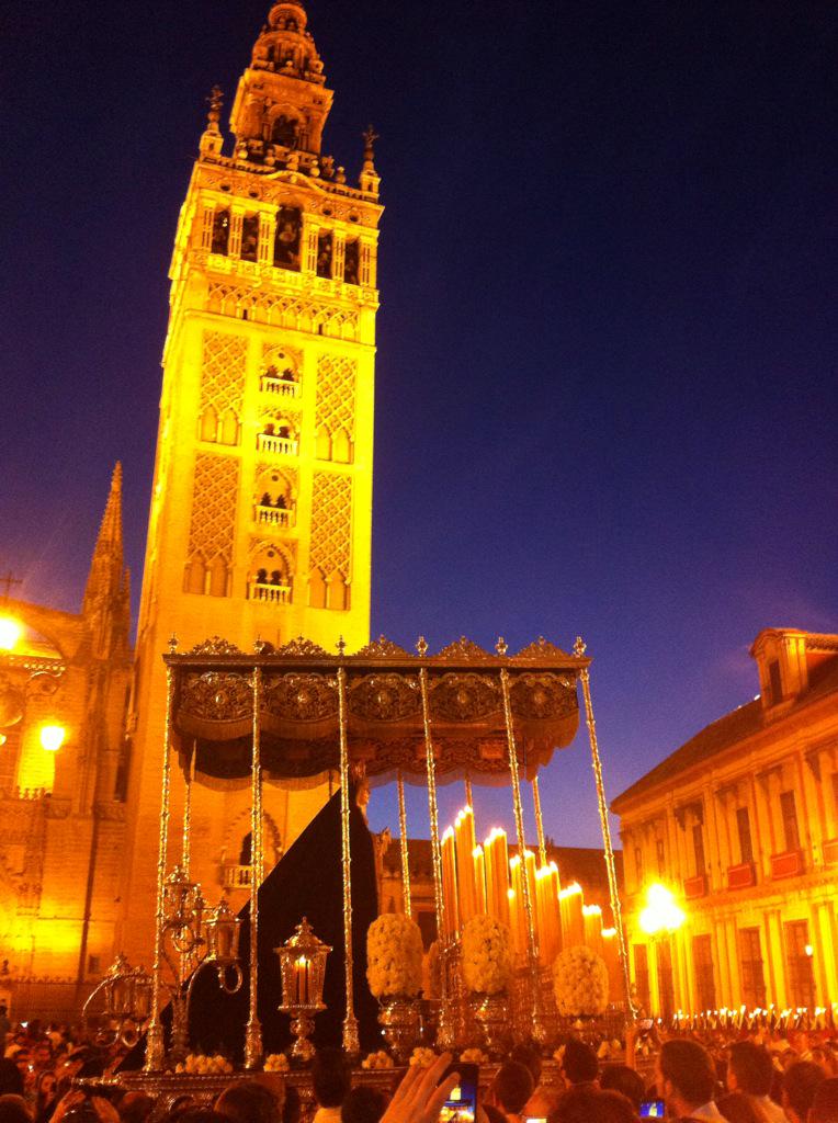 TurismoAndaluz's tweet photo. RT @AdrianYanezEs: Santa Cruz: Un marco incomparable #TDSCofrade #SSantaSevilla15 http://t.co/D57nBzmPRm