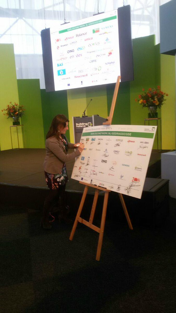 Ondertekening  #Europese gedragscodes EPC's tijdens <a href="/ESCoCongres/">ESCo Congres 2015</a> door <a href="/EnergiefondsOV/">EnergiefondsOV</a> <a href="/AnoukBlum/">anouk blum</a>