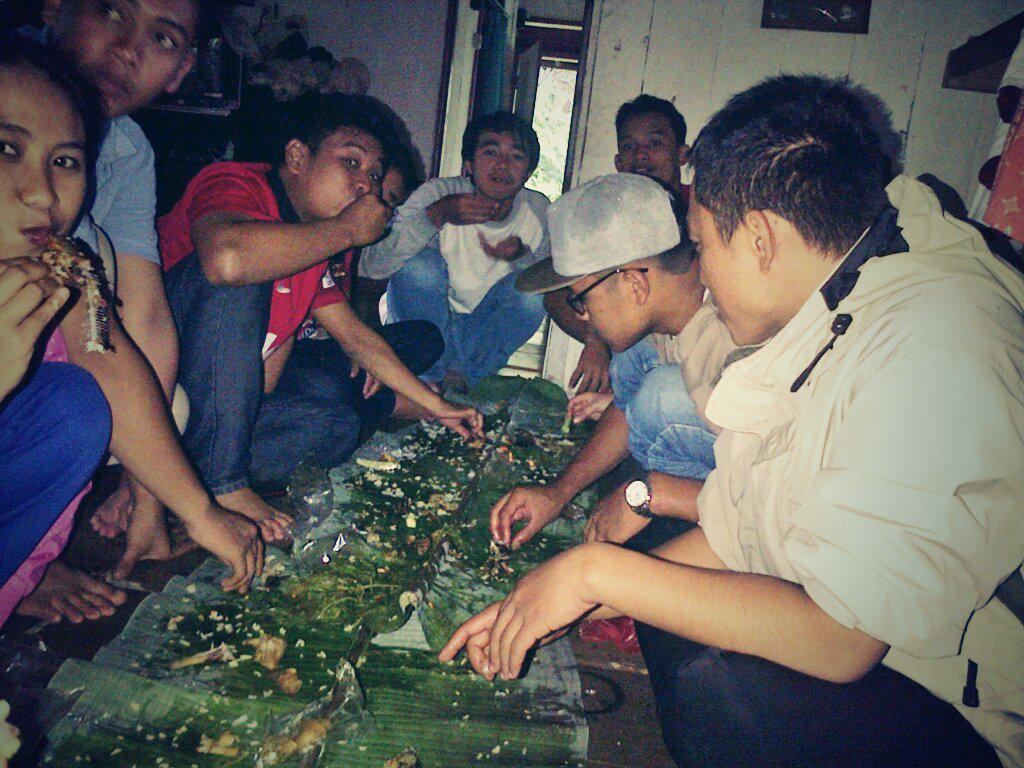 kades_tumaritis's tweet photo. Iraha ath urang kieu deui kawan kawan? @hilvanfatwa @newputria @ajis_dani @exactyeah @DonaKurnia http://t.co/sLr3349IeA