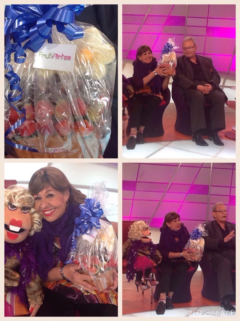 Canal_Televen's tweet photo. Gracias a @FrutiArtes por el obsequió a nuestra querida @RomeliaAguero #HumorEnLaBomba #Risas #Televen http://t.co/oBVdruygFF