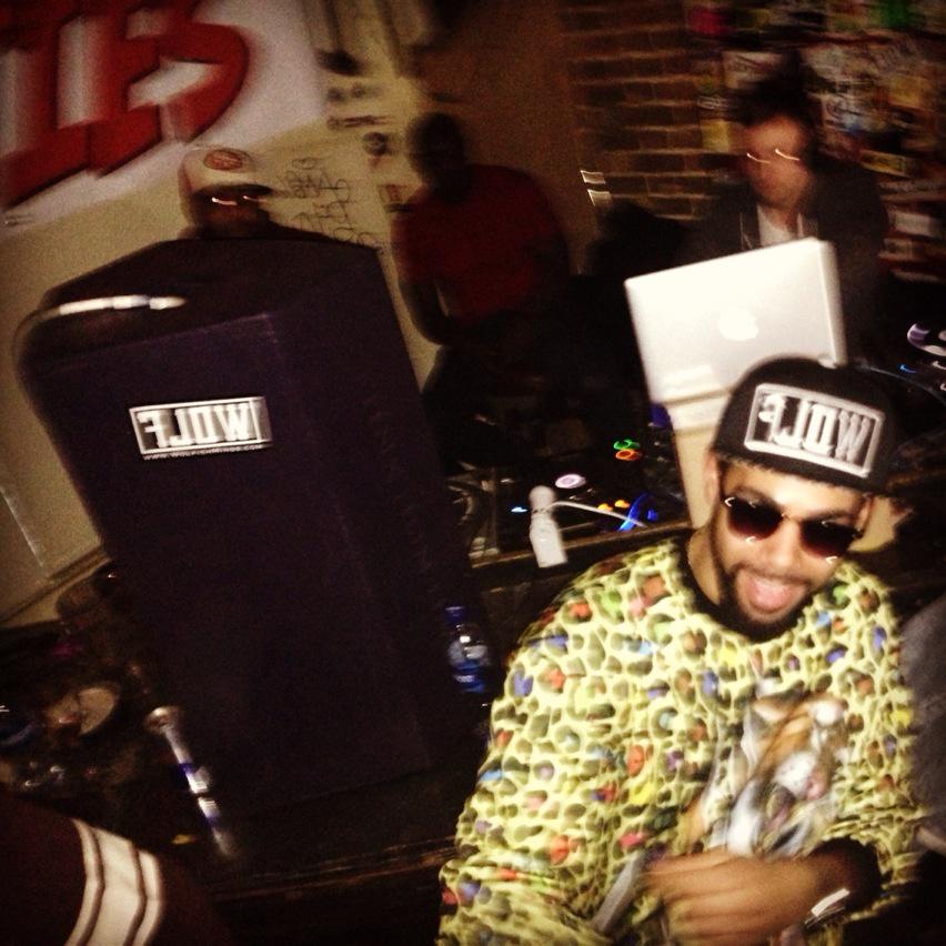 WolfishMinds's tweet photo. At @zephronparties with  @BlaiseDJ #Throwback http://t.co/aD4lb7uOTz