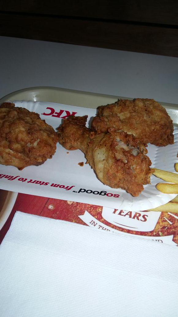 RichDone's tweet photo. Poor meal @KFC_UKI #WarwickServicesNorth this evening Sent the meal back twice &amp; still got rubbish #customerservice http://t.co/bN9k92J6wf