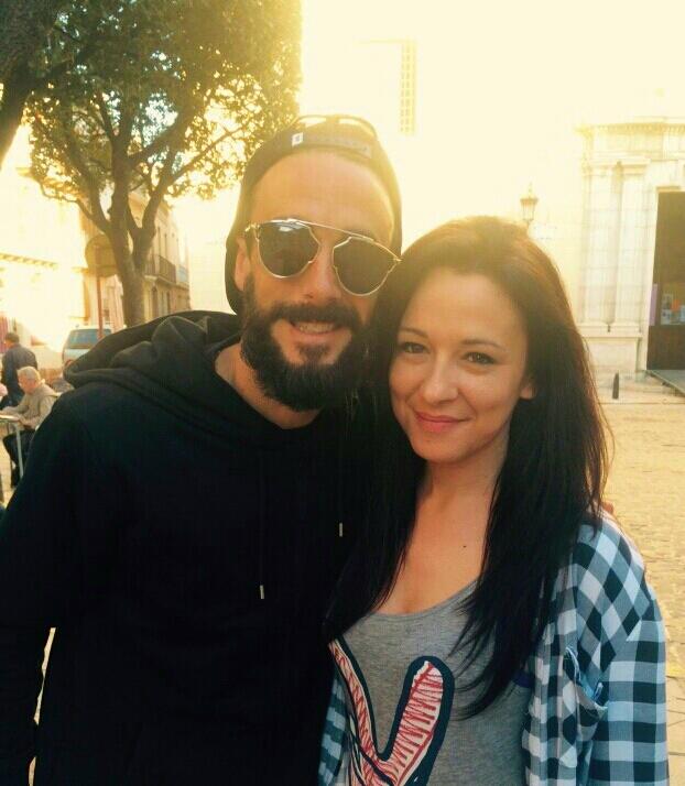 xicaface's tweet photo. Muy bien acompañada! #JuanmaGH15 #simpaticoamasmopoder #ole 😊😏💚 http://t.co/esDt6amPHB