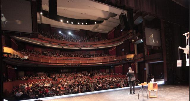 pandji's tweet photo. Karya stand-up terakhir gue Mesakke Bangsaku. Yg akhirnya bisa bawa gue tur dunia. Absolutely the most succesful yet. http://t.co/3tGN4d9xXj