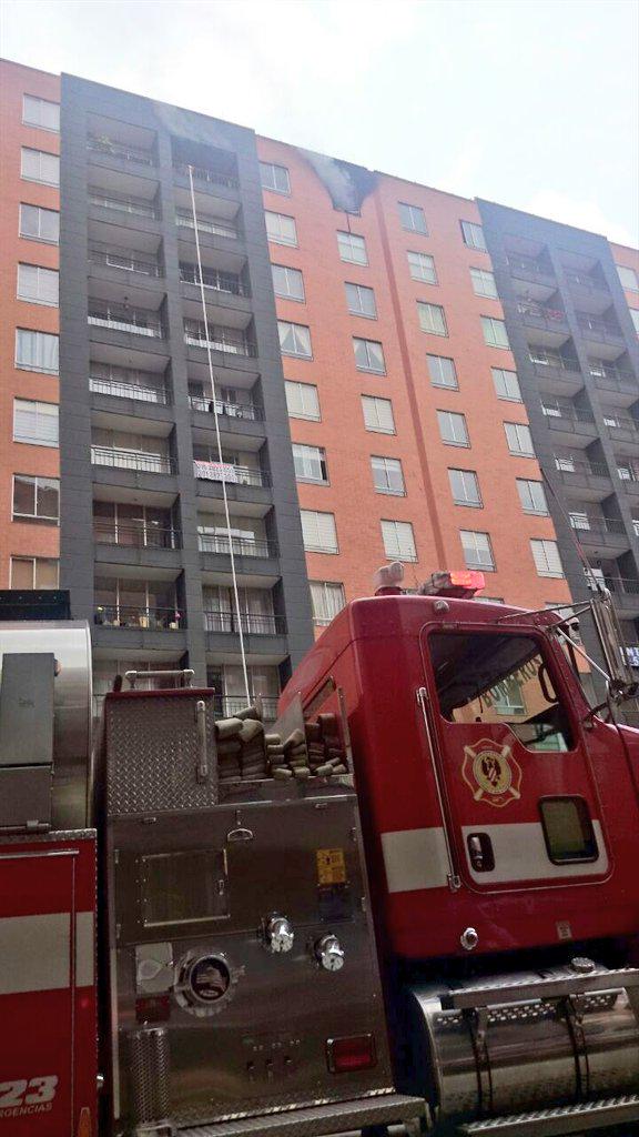 BomberosBogota's tweet photo. El incendio se encuentra controlado en un 90%, Trv 74 Cll 11A, En sitio bomberos estaciones Kennedy y Puente Aranda http://t.co/dv0WYrGGhJ