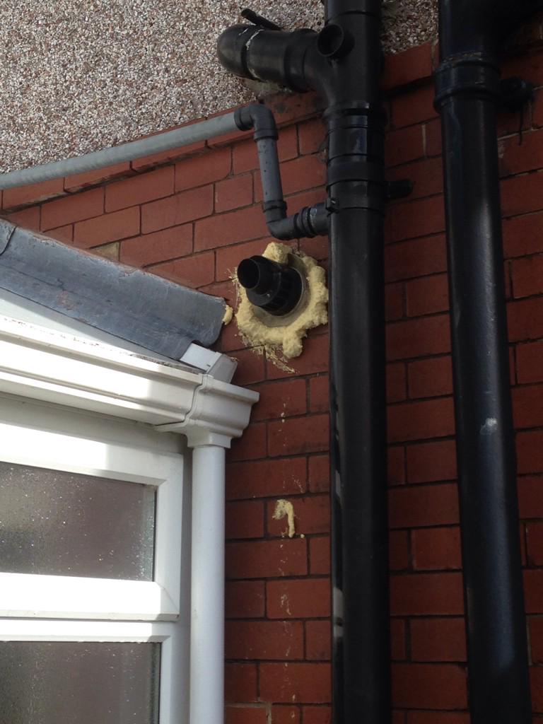 TruecraftPHltd's tweet photo. Why just why...!? House next door to where we are working 🙈😂  #bodge #cowboys #getwhatyoupayfor #plumbing  #heating http://t.co/Ky3OewKsuo