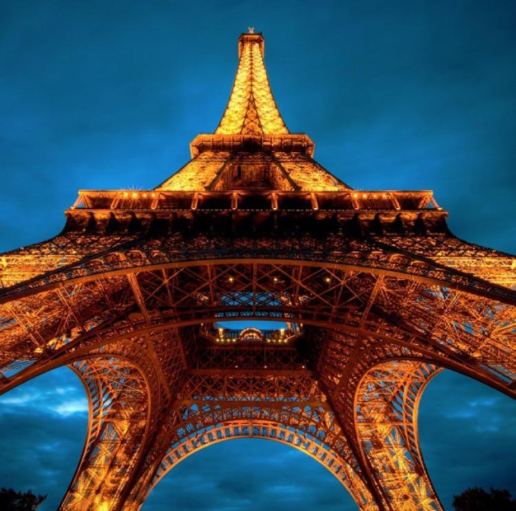 MomentoIng's tweet photo. Oggi ricade il 126° anniversario dell'inaugurazione della "Torre Eiffel".Costruita dal 1887 al 1889 è alta 324 metri http://t.co/y9RoOMfnIa