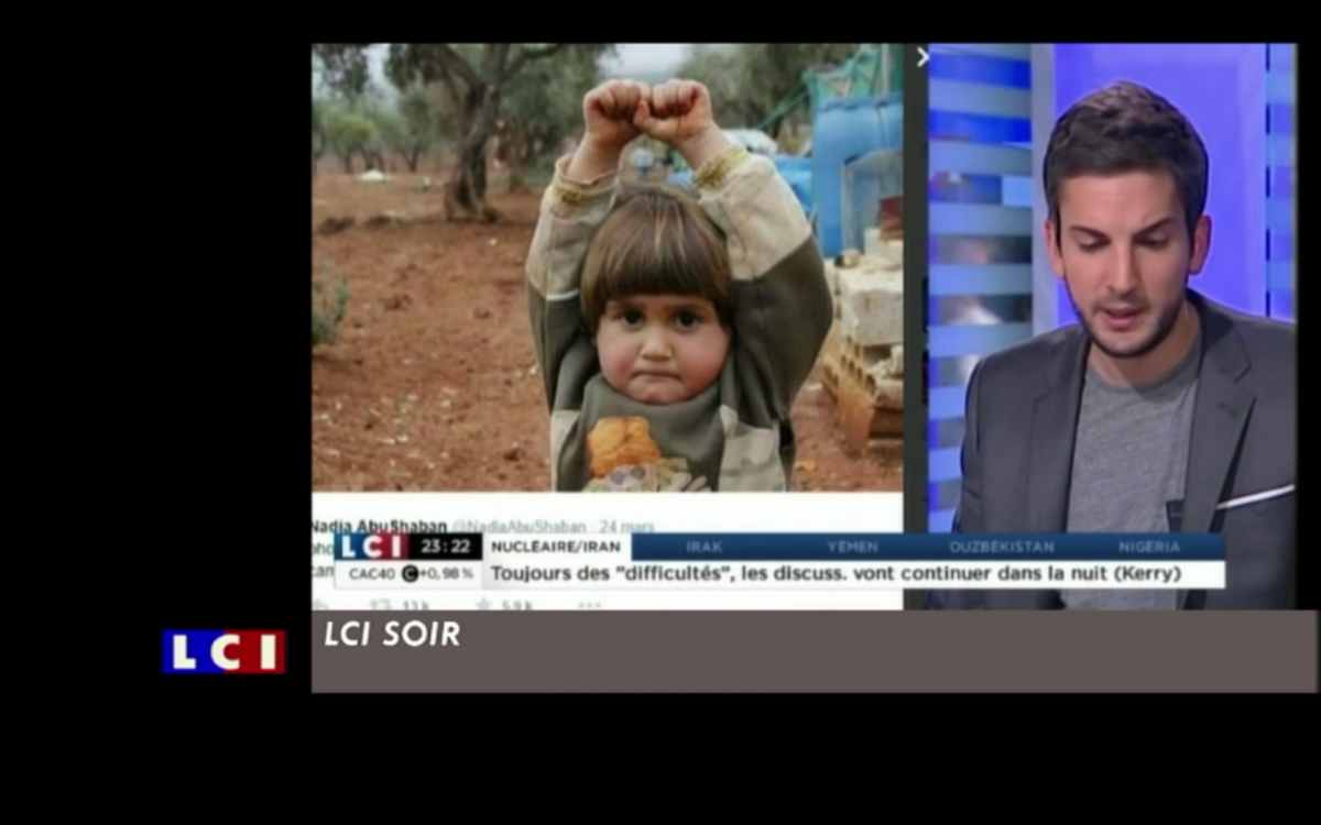 linfoduvrai's tweet photo. Cette fille syrienne lève les mains, car elle confond l’appareil photo avec un fusil.

L’image choc du #Zapping http://t.co/BXyJ9POH2S