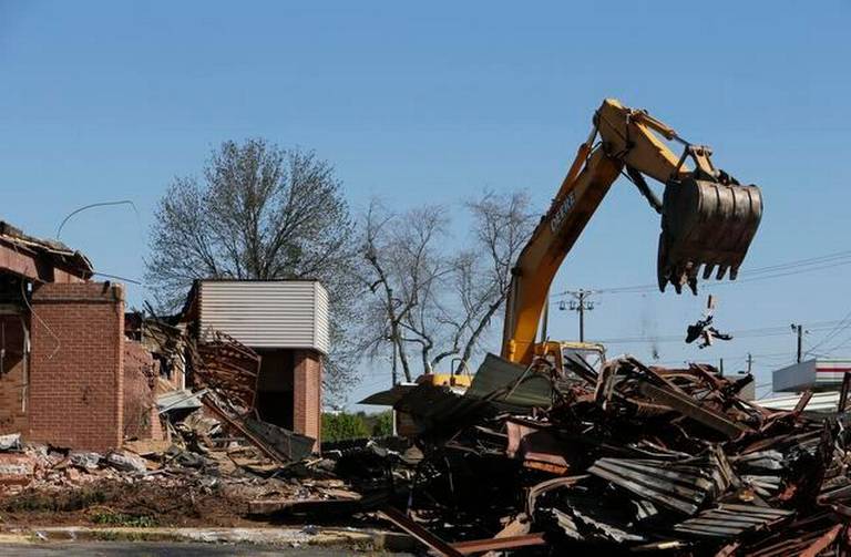BristowatHome's tweet photo. Demolition of the condemned #ExecutiveInn in #RockHill is now underway. http://t.co/t8xmV82Lme http://t.co/1FnjIhG4Ca