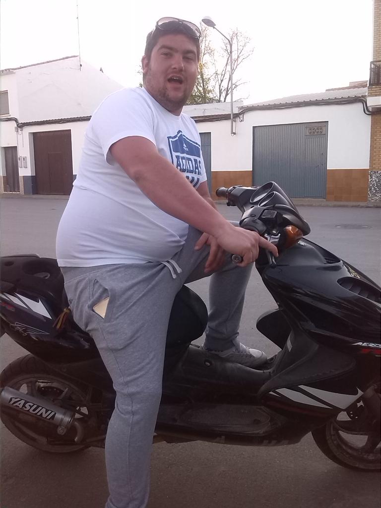 ginaebra94's tweet photo. ULTIMA HORA: @albertoeljaro es el nuevo sustituto de @26_DaniPedrosa para lo q resta de temporada para @HRC_MotoGP http://t.co/75o7dvFd5g