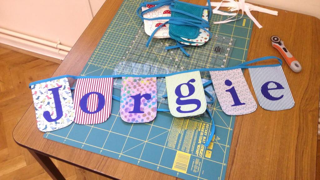 Alongarmquilter's tweet image. #quilt #club #showandtell #fabricshed #bunting