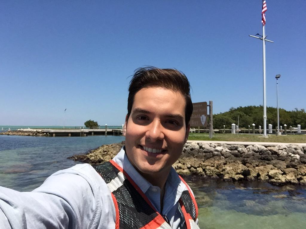 ArielT51's tweet photo. Saludos desde #ElliotKey grabando #AlertaVerdeT51 junto a @tropicalaudubon http://t.co/gctHdNYMTX