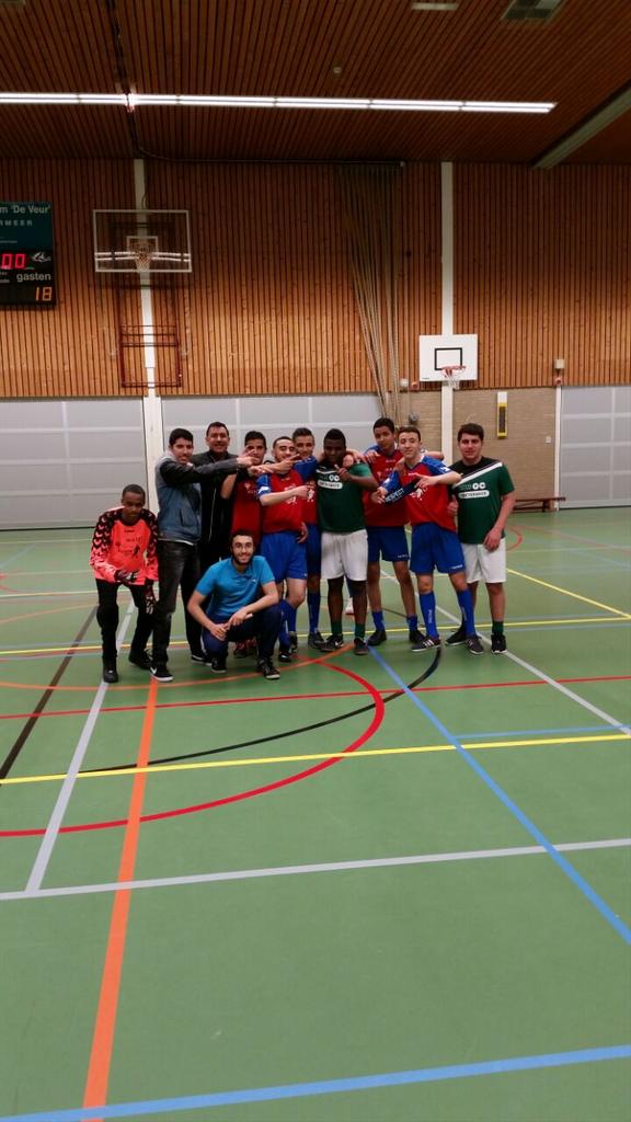 JW_Palenstein's tweet photo. Voor 2 jaar achter elkaar  Palenstein Kampioen highschool  zaalvoetbalcompetitie U15 @Wijkmanager_C @SPORT_SPEL_079 http://t.co/YIJq6JQm6O