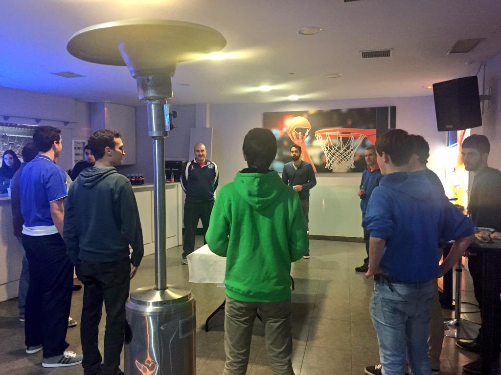gipuzkoabasket's tweet photo. Esta tarde hemos disfrutado del encuentro entre twitteros y nuestros entrenadores para celebrar los #15000GBC! http://t.co/znu68rM5vx