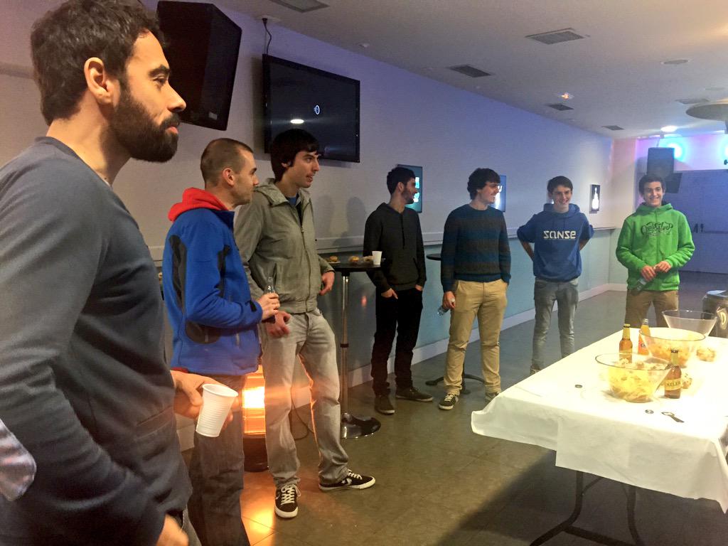 gipuzkoabasket's tweet photo. Esta tarde hemos disfrutado del encuentro entre twitteros y nuestros entrenadores para celebrar los #15000GBC! http://t.co/znu68rM5vx