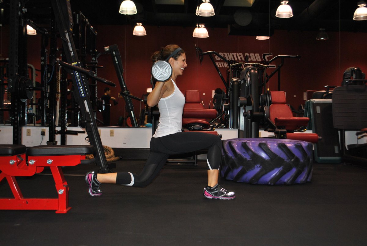 Take the #AdryHenaoWellness challenge and get going with those lunges! Better your balace, core, stability, glutes!